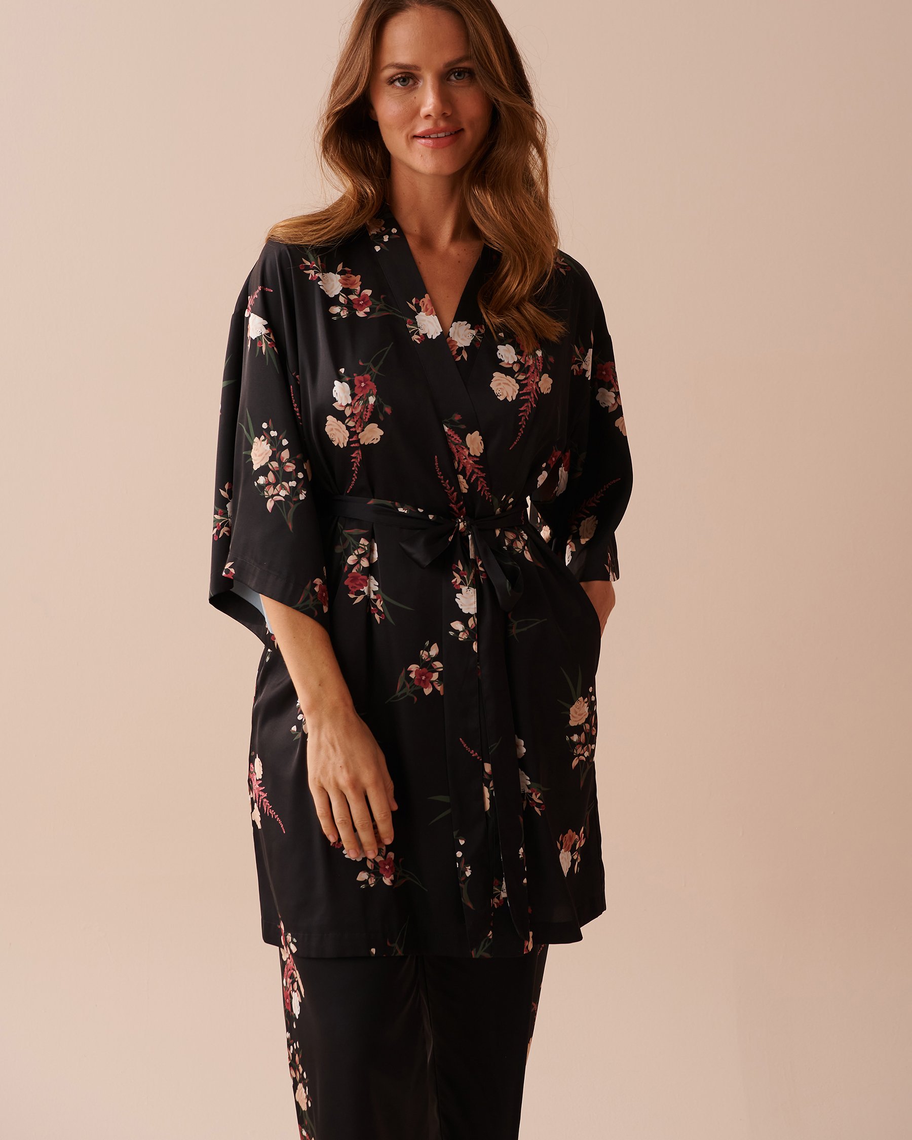 LA VIE EN ROSE Black Bouquet Satin Kimono Black Bouquet 60600080 - View1