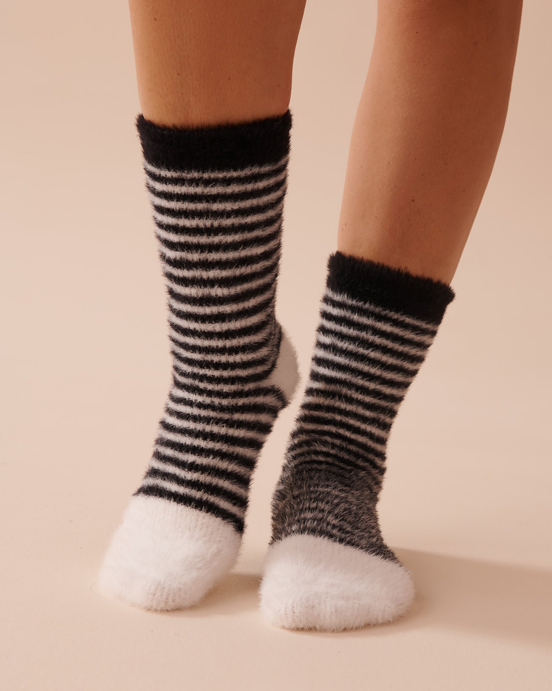 LA VIE EN ROSE 2 Pairs of Soft Plush Socks Black Stripes 40700357 - View1