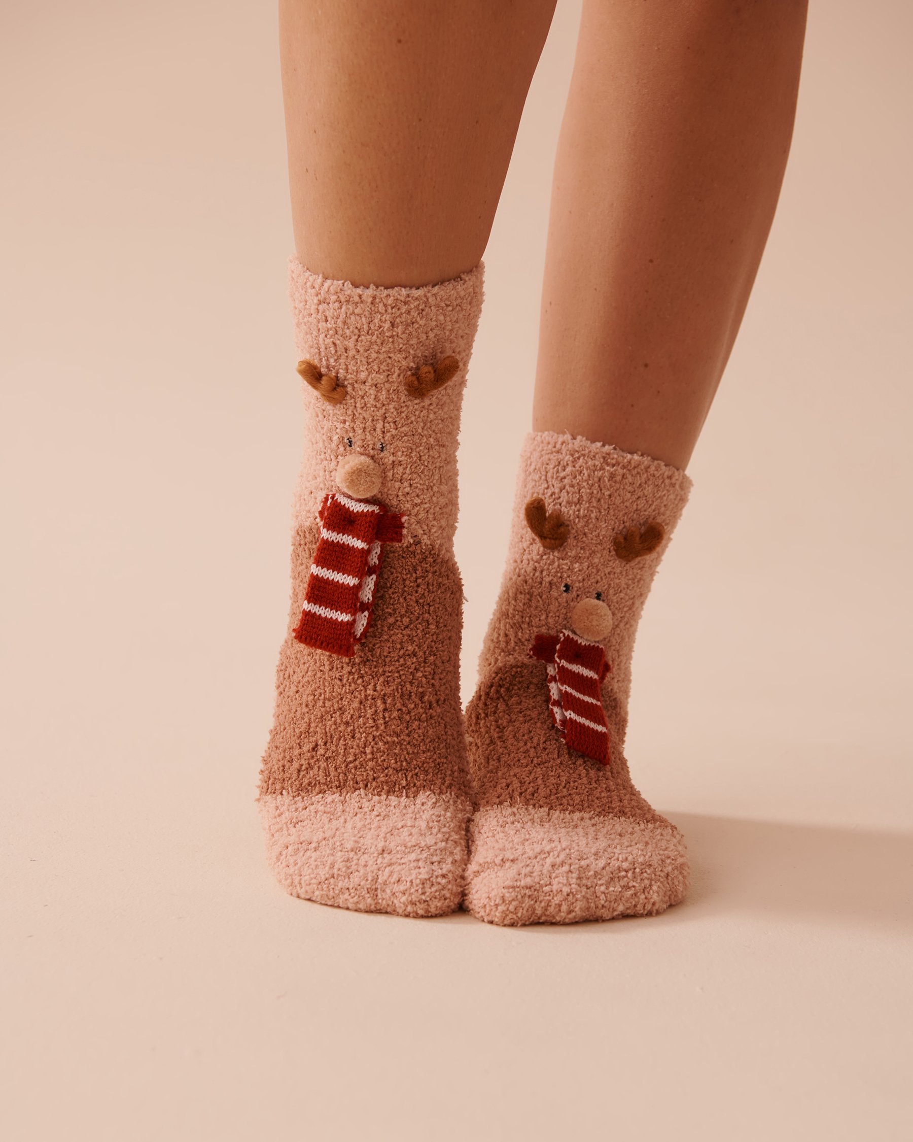 LA VIE EN ROSE Moose Soft Plush Socks Brown 40700359 - View1