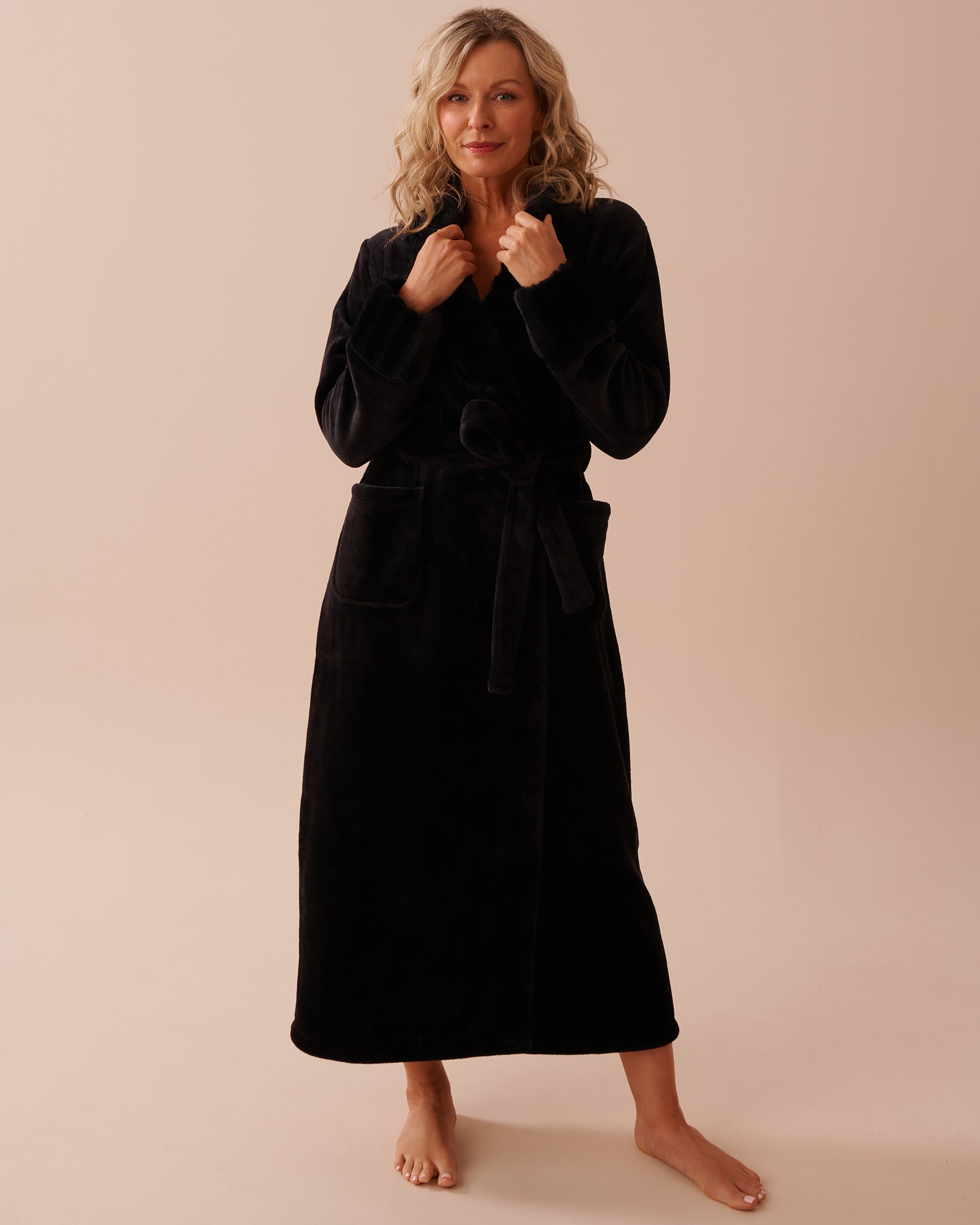 LA VIE EN ROSE Long Faux Fur and Soft Plush Robe Classic Black 40600197 - View1