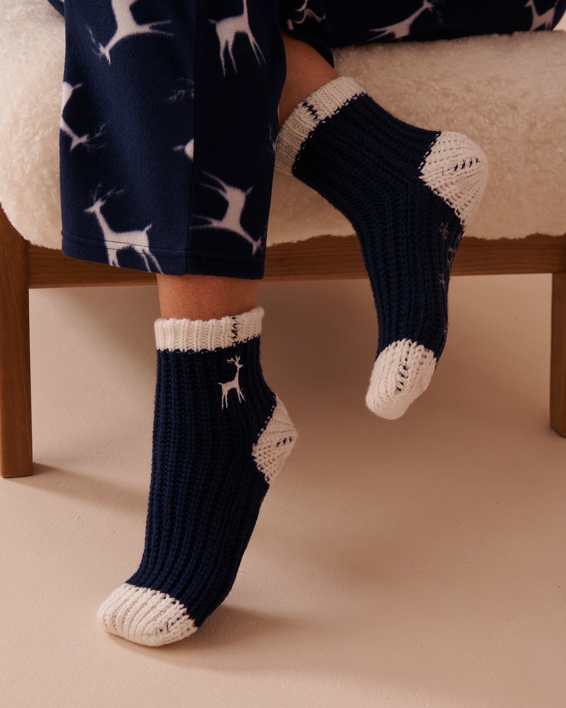 LA VIE EN ROSE Knitted Socks with Winter Embroidery Evening Blue 40700366 - View1