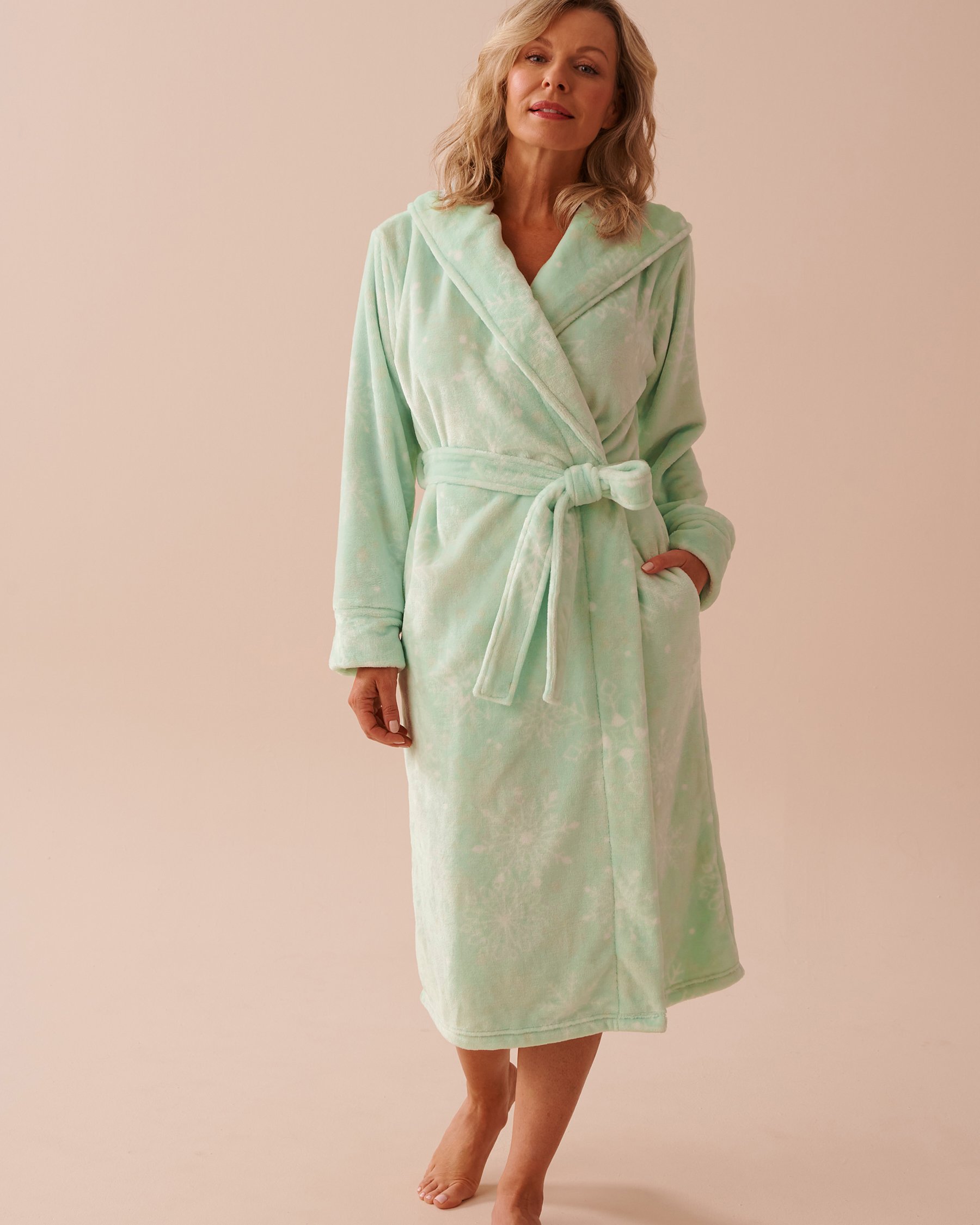 LA VIE EN ROSE Snowflake Print Soft Plush Hooded Robe Mint Green/Snowflakes 40600192 - View1