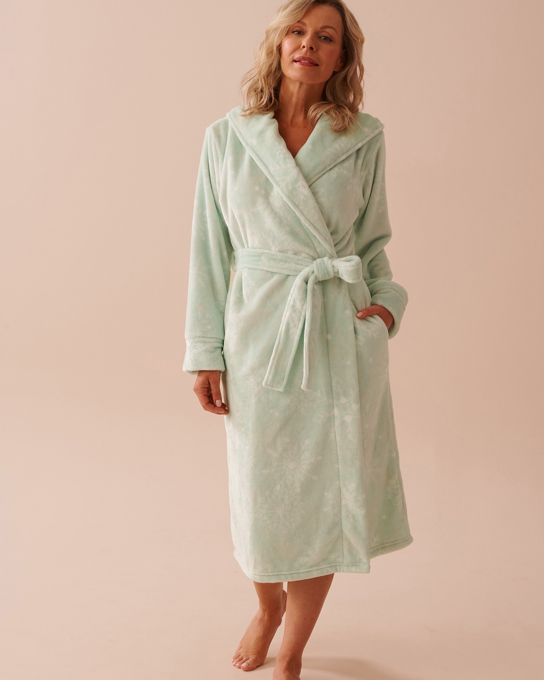 LA VIE EN ROSE Snowflake Print Soft Plush Hooded Robe Mint Green/Snowflakes 40600192 - View1